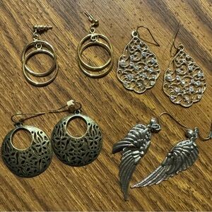 Lot #4, Women’s pierced earrings, gold tones